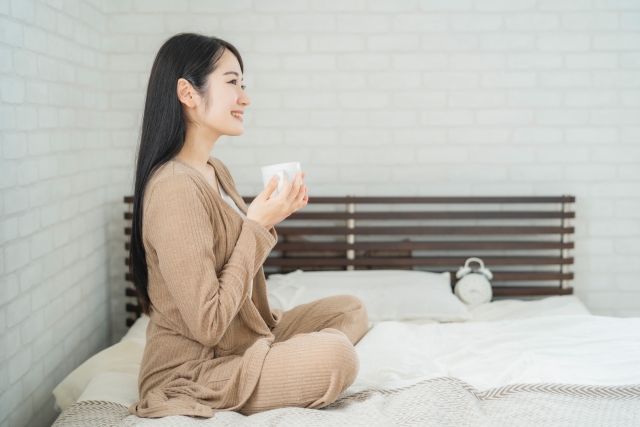 ホットミルクを飲む女性